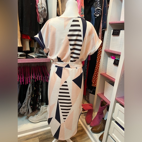 Geometric design dress - Picture 2 of 8